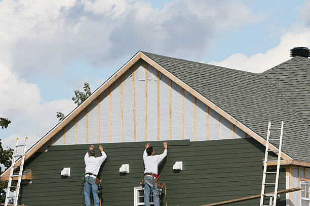 Professional Vinyl Siding technician working in Ashland, IL
